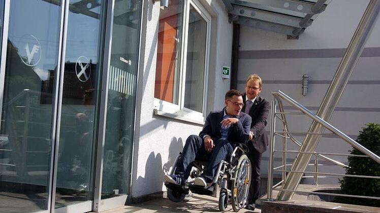 Mittels einer Rampe ist das Bankgebäude barrierefrei zu erreichen. In leichter Sprache: Bei der Bank ist es leichter. Dort gibt es schon eine Rampe für Rollstuhl-Fahrer.Heike Schülein
