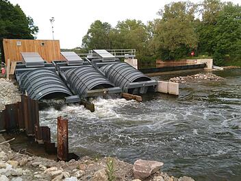 Von den drei Wasserkraftschnecken drehen sich im Bild nur zwei, es kann auch mal nur eine sein. Das ist von der Wassermenge im Fluss abhängig und in die Berechnungen einkalkuliert.