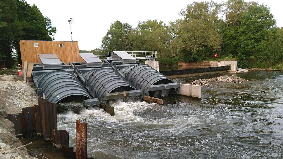 Von den drei Wasserkraftschnecken drehen sich im Bild nur zwei, es kann auch mal nur eine sein. Das ist von der Wassermenge im Fluss abhängig und in die Berechnungen einkalkuliert.