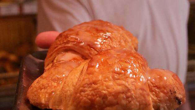Bäckermeister Olaf Röttinger mit zwei frischen Kissinger Hörnchen Foto: Benedikt Borst