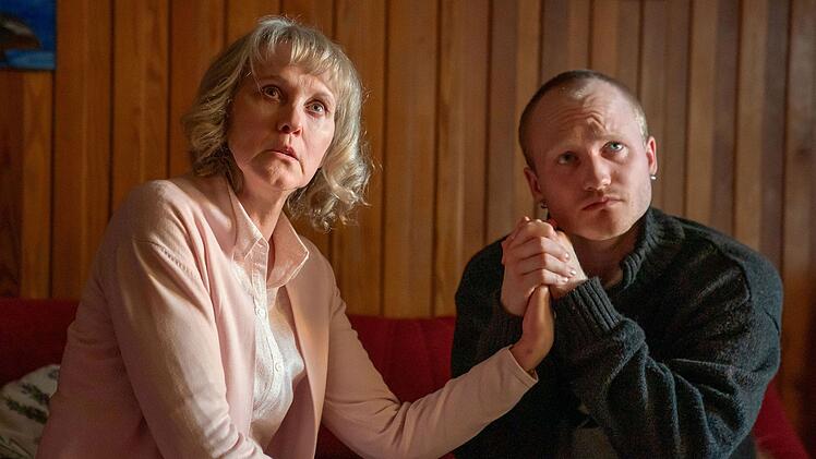 Luise Petersen (Rosa Enskat) und ihr Sohn Erik Petersen (Sammy Scheuritzel) halten nach dem Tod von Svenja zusammen.