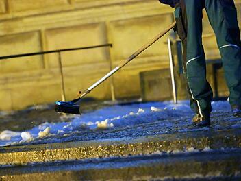 Saftige Bu&szlig;gelder: Pflicht zum Schneer&auml;umen ignoriert? Das kann teuer werden