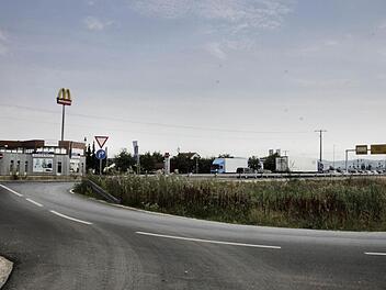 Noch eine Tankstelle, noch eine Imbiss-Kette sollen hier am Kersbacher Kreuz in Forchheim zwischen Autobahn und Bundesstraße entstehen. Fotos: Nikolas Pelke