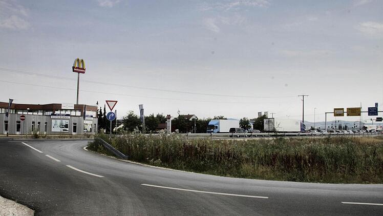 Noch eine Tankstelle, noch eine Imbiss-Kette sollen hier am Kersbacher Kreuz in Forchheim zwischen Autobahn und Bundesstraße entstehen. Fotos: Nikolas Pelke
