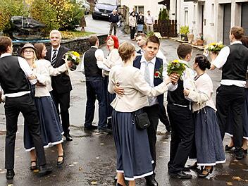 Zusammen mit Bürgermeister Timo Ehrhardt ( 4. v.l.) tanzten die Kirchweihpaare auch auf dem Anger in Lauenstein mit viel guter Laune. Foto: sbü