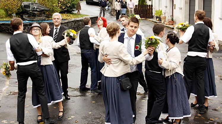 Zusammen mit Bürgermeister Timo Ehrhardt ( 4. v.l.) tanzten die Kirchweihpaare auch auf dem Anger in Lauenstein mit viel guter Laune. Foto: sbü