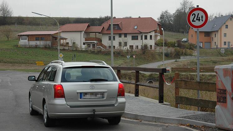 An der Weisachbrücke in Voccawind wurde bei der Sanierung auch ein Gehweg zur neuen Siedlung angelegt. Foto: Gerhard Schmidt