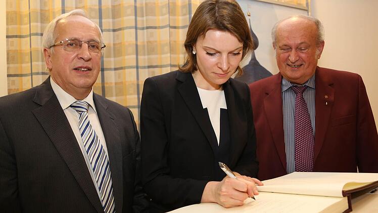 MdB Emmi Zeulner trug sich ins Goldene Buch der Gemeinde Memmelsdorf ein. Rechts Zweiter Bürgermeister Herbert Stenglein.