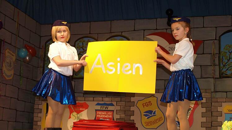 Die feschen Stewardessen der Kindershowtanzgruppe entführten in ferne Länder.