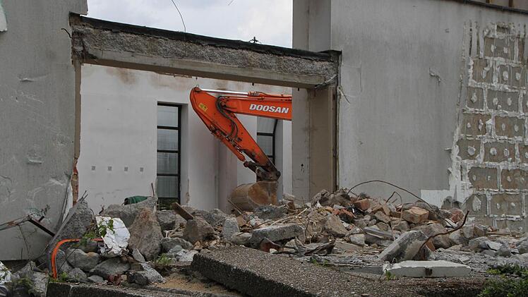 Das Bild erinnert an das Unglück am 13. Mai, als ein jung er Baggerfahrer unter Trümmerteilen begraben wurde.