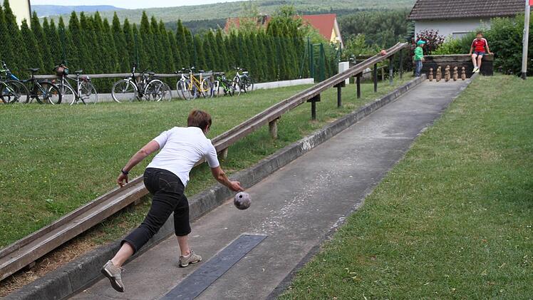 Claudia Seuberth auf der Naturkegelbahn