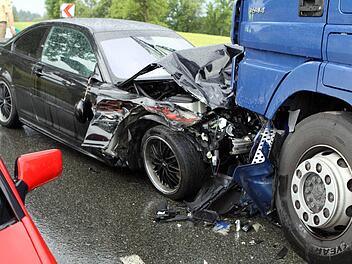 Der BMW-Fahrer wurde durch den Zusammenstoß mit dem Laster eingeklemmt. Foto: Michael Wunder