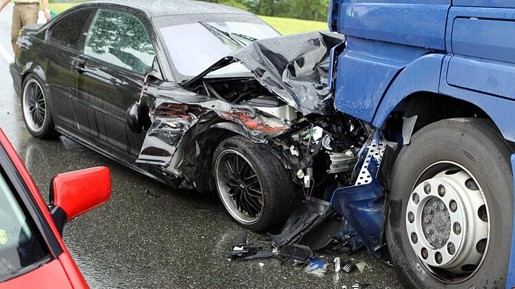 Der BMW-Fahrer wurde durch den Zusammenstoß mit dem Laster eingeklemmt. Foto: Michael Wunder