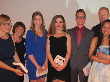 Die besonders erfolgreichen Mittlere-Reife-Absolventen der Heilig-Kreuz-Schule erhielten eine Buchprämie (von links): Franziska Licht, Lehrerin Ulrike Adler, Jana Gawrilow, Dzenana Schwesinger, Kevin Schuirer, Lehrer Peter Motschmann und Tuyet-Nhung Nguyen. Foto: Martin Koch