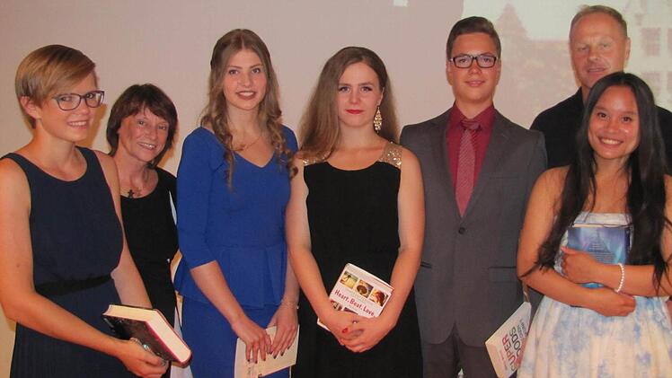 Die besonders erfolgreichen Mittlere-Reife-Absolventen der Heilig-Kreuz-Schule erhielten eine Buchprämie (von links): Franziska Licht, Lehrerin Ulrike Adler, Jana Gawrilow, Dzenana Schwesinger, Kevin Schuirer, Lehrer Peter Motschmann und Tuyet-Nhung Nguyen. Foto: Martin Koch