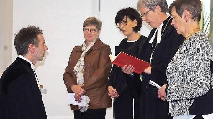 Dekanin Dorothea Richter (Zweite von rechts) führte Pfarrer Matthias Rückert (links) - unter Beisein von (ab Zweite von links) Christine Winzer-Rückert, Gudrun Jersch sowie Vertrauensfrau Lydia Kestel (rechts) - in sein Amt ein.  Foto: Heike Schülein