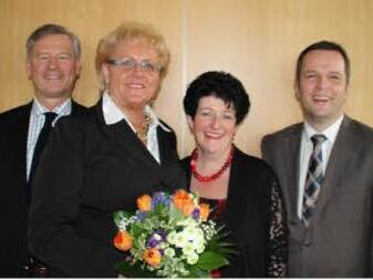 Von links nach rechts: Leitender Arzt Herr Dr. med. Wolfram Franke, PDL und HWL Christa Zink, Nachfolgerin PDL Frau Brux, Kaufmännische Leiter Herr Udo Federlein Foto: Marbachtalklinik