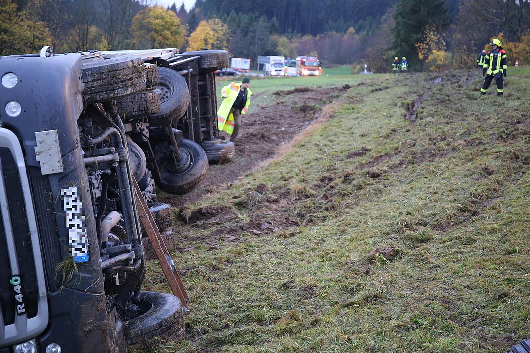 Lkw in Oberfranken kippt um - Fahrer eingeklemmt