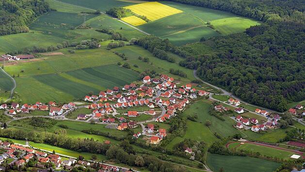 Ann&auml;hernd 400 B&uuml;rger leben im Eberner Baugebiet Mannlehen. Die Bewohner fordern seit Jahren den Bau einer zweiten Zufahrt au&szlig;er der Anbindung an die Stra&szlig;e Richtung Gleusdorf. Die Luftaufnahme aus Richtung Nord-West stammt aus dem Jahr 2012.Ronald Rinklef