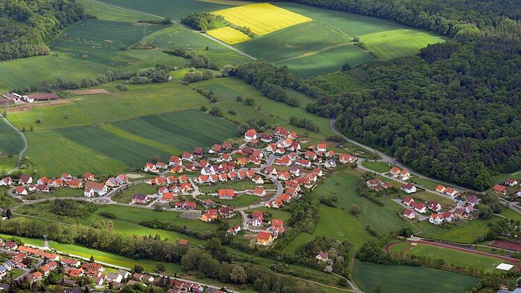 Annähernd 400 Bürger leben im Eberner Baugebiet Mannlehen. Die Bewohner fordern seit Jahren den Bau einer zweiten Zufahrt außer der Anbindung an die Straße Richtung Gleusdorf. Die Luftaufnahme aus Richtung Nord-West stammt aus dem Jahr 2012.Ronald Rinklef