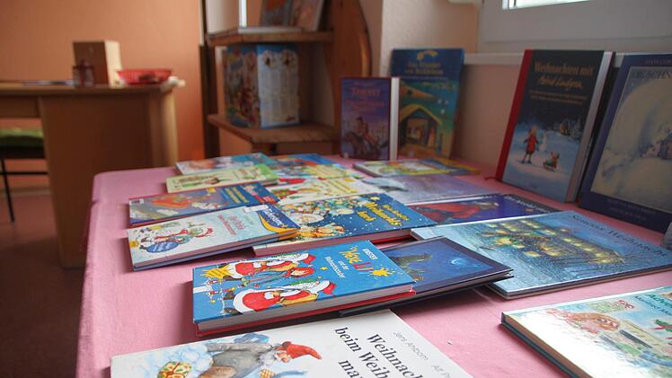 Der Kinderbuchtisch mit Weihnachtsbüchern. Foto: Julia Raab