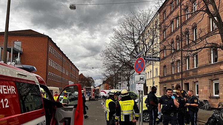 Nürnberg: Verpuffung in Wohnhaus: Zahlreiche Einsatzkräfte vor Ort