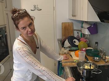 Melanie hat einfach keine Geduld fürs Kochen, das zeigt sich beim Schokoladeschmelzen ganz deutlich.