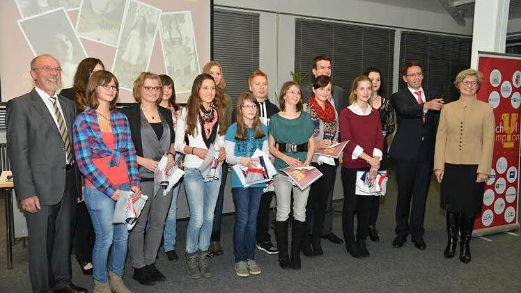 Im Bereich "Schulleistung" gewann Miriam Weidauer (6. v.r.). Mit im Bild sind Ingrid Ritt (Vorsitzende der Landes-Eltern-Vereinigung, rechts), Michael Stammberger (Leiter Ausbildung der Brose Gruppe, 2. v.r.), Ministerialbeauftragter Heinrich Hausknecht (links) sowie weitere Preisträger.
