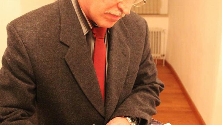 Rüdiger Barth beim Signieren seines Werks.