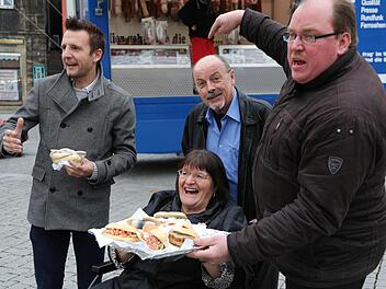 Ruft zur Verkostung auf: Chef des Fischmarkts, Thorsten Mey (re.) zusammen mit Erstem Bürgermeister Andreas Hügerich (li.), "Treffpunkt"-Geschäftsführerin Sieglinde Allgaier und ihr Mann Walter Allgaier.