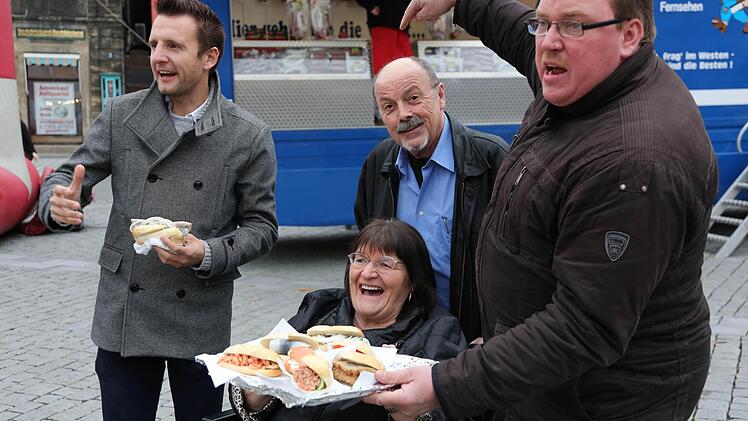 Ruft zur Verkostung auf: Chef des Fischmarkts, Thorsten Mey (re.) zusammen mit Erstem Bürgermeister Andreas Hügerich (li.), "Treffpunkt"-Geschäftsführerin Sieglinde Allgaier und ihr Mann Walter Allgaier.