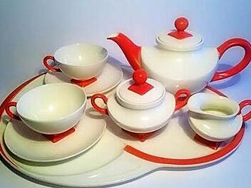 D&eacute;jeuners, Teeservices f&uuml;r zwei Personen, waren Ende der 1920er Jahre ein beliebter Geschenkartikel. Adolf Behrmann hat dieses Service auf quadratischem Fu&szlig; 1930 f&uuml;r die Feinsteingutfabrik Max Roesler entworfen. Passend dazu wurden auch Vasen angeboten.  Foto: Sabine Gra&szlig;muck