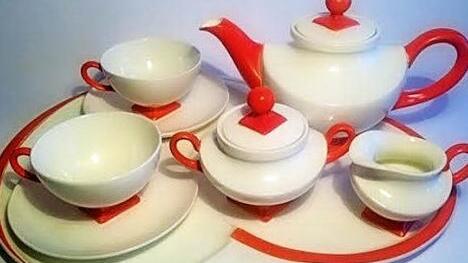 D&eacute;jeuners, Teeservices f&uuml;r zwei Personen, waren Ende der 1920er Jahre ein beliebter Geschenkartikel. Adolf Behrmann hat dieses Service auf quadratischem Fu&szlig; 1930 f&uuml;r die Feinsteingutfabrik Max Roesler entworfen. Passend dazu wurden auch Vasen angeboten.  Foto: Sabine Gra&szlig;muck