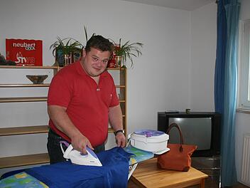 Josef Stromer bei der Hausarbeit Foto: Lebenshilfe