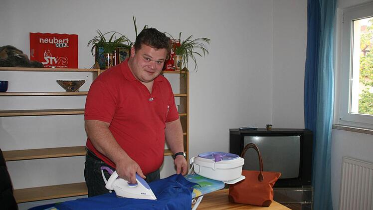 Josef Stromer bei der Hausarbeit Foto: Lebenshilfe