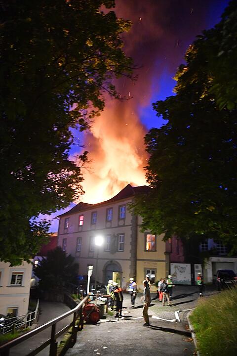 Großeinsatz in der Bamberger Altstadt: Dachstuhl am Jakobsplatz brennt