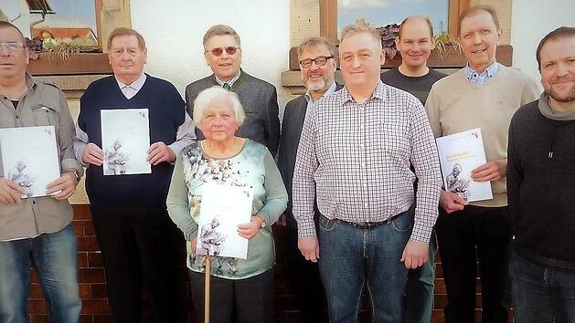 Auszeichnungen bei der Gewerkschaft Nahrung-Genuss-Gastst&auml;tten in Neukenroth (von links): Roland St&auml;rker, Werner Welsch, DGB-Kreisvorsitzender Wolfgang Schmitt, Lieselotte Schedel, Betriebsseelsorger Norbert Jungkunz, Vorsitzender Manfred Zwosta, Gewerkschaftssekret&auml;r Tim L&ouml;sch, Helmut Bach, Regionalsekret&auml;r Jan K&ouml;rper.  Foto: Gerd Fleischmann