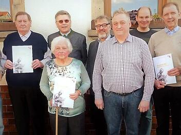 Auszeichnungen bei der Gewerkschaft Nahrung-Genuss-Gaststätten in Neukenroth (von links): Roland Stärker, Werner Welsch, DGB-Kreisvorsitzender Wolfgang Schmitt, Lieselotte Schedel, Betriebsseelsorger Norbert Jungkunz, Vorsitzender Manfred Zwosta, Gewerkschaftssekretär Tim Lösch, Helmut Bach, Regionalsekretär Jan Körper.  Foto: Gerd Fleischmann