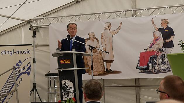 Bundesminister a.&nbsp;D. Franz M&uuml;ntefering sprach &uuml;ber die ASB-Historie. Foto: Manja von Nida