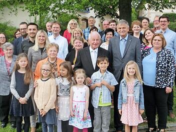 Andreas Ramming (Mitte) mit Ehefrau Erika, Sohn Winfried und Tochter Ingrid im Kreis der vielen Geburtstagsgratulanten Foto: Tobias Braunersreuther