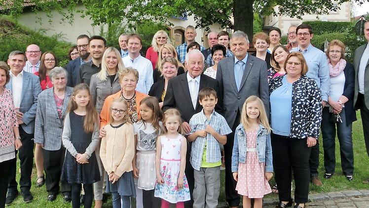 Andreas Ramming (Mitte) mit Ehefrau Erika, Sohn Winfried und Tochter Ingrid im Kreis der vielen Geburtstagsgratulanten Foto: Tobias Braunersreuther
