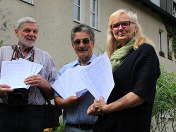 Otto Zehe, Werner Friedrich  und Barbara Kaller  (von links) aus der Dr-Schätzel-Sctraße haben Unterschriften gesammelt.  Foto: Christian Bauriedel