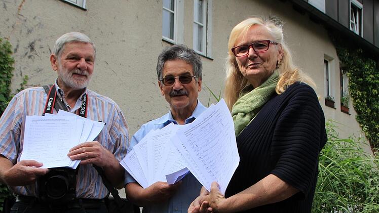 Otto Zehe, Werner Friedrich  und Barbara Kaller  (von links) aus der Dr-Schätzel-Sctraße haben Unterschriften gesammelt.  Foto: Christian Bauriedel