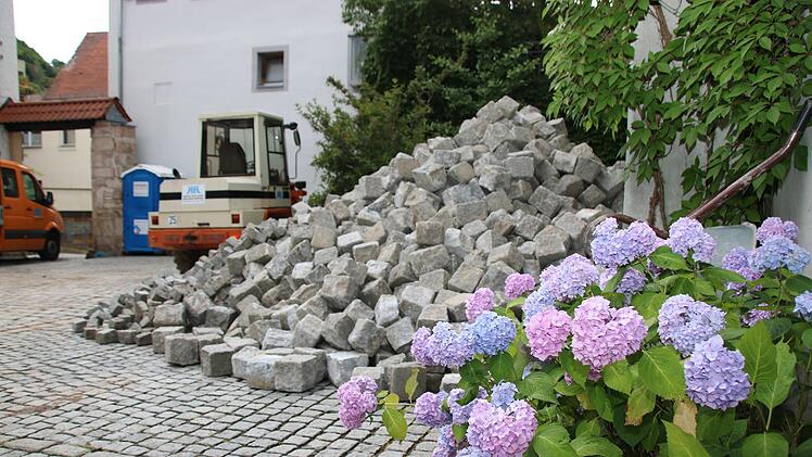 Wo sonst zum Altstadtfest Bierbuden stehen, lagern jetzt Pflastersteine. Im nächsten Jahr soll im Bauamts-Hof wieder gefeiert werden.Foto: Katrin Geyer