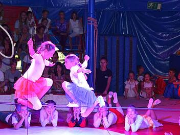 Balanceakt auf dem Seil, das beherrschen diese beiden Mädchen bei der Vorstellung des Circus Luna. Foto: Annette Warmuth