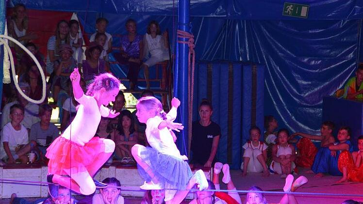 Balanceakt auf dem Seil, das beherrschen diese beiden Mädchen bei der Vorstellung des Circus Luna. Foto: Annette Warmuth
