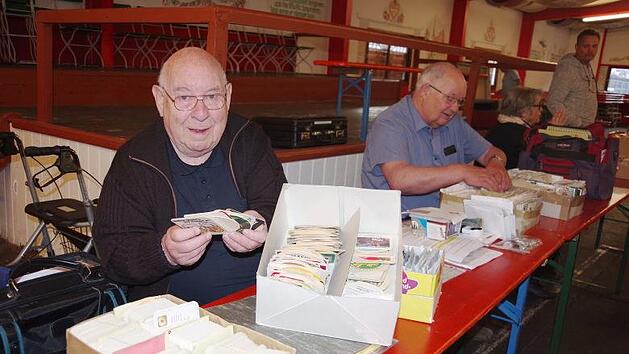 Mit 82 Jahren besucht Manfred Sto&szlig;berger nach wie vor Brauerei-Werbemittel-Treffen in ganz Deutschland. Seine Sammelleidenschaft gilt Bieretiketten und Bierdeckeln. Foto: Heike Sch&uuml;lein