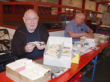 Mit 82 Jahren besucht Manfred Stoßberger nach wie vor Brauerei-Werbemittel-Treffen in ganz Deutschland. Seine Sammelleidenschaft gilt Bieretiketten und Bierdeckeln. Foto: Heike Schülein