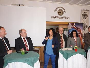 Die  Teilnehmer der Podiumsdiskussion (von links) Bad Kissingens Landrat  Thomas Bold, Unterfrankens Handwerkskammerpräsident Walter Heußlein,  Moderatorin Irina Hanft, Kreishandwerksmeister Bruno Werner und aus Bad  Kissingen Kreishandwerksmeisterin Ulrike Lochner-Erhard und Sandro Kirchner, Landtagsabgeordneter. Foto: Marion Eckert