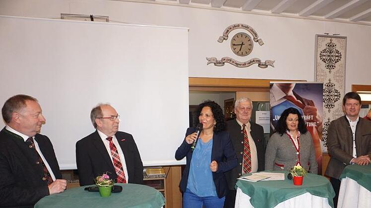 Die  Teilnehmer der Podiumsdiskussion (von links) Bad Kissingens Landrat  Thomas Bold, Unterfrankens Handwerkskammerpräsident Walter Heußlein,  Moderatorin Irina Hanft, Kreishandwerksmeister Bruno Werner und aus Bad  Kissingen Kreishandwerksmeisterin Ulrike Lochner-Erhard und Sandro Kirchner, Landtagsabgeordneter. Foto: Marion Eckert
